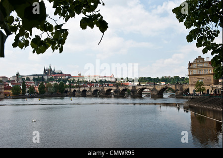 Une photo du pont Charles en République tchèque, prises à partir de l'autre côté de la rivière. Banque D'Images