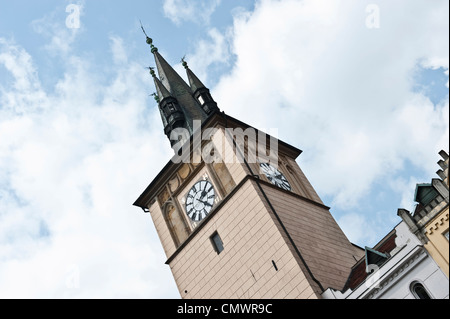 Une horloge sur la tour d'un édifice de pierre à Prague, République tchèque. Banque D'Images