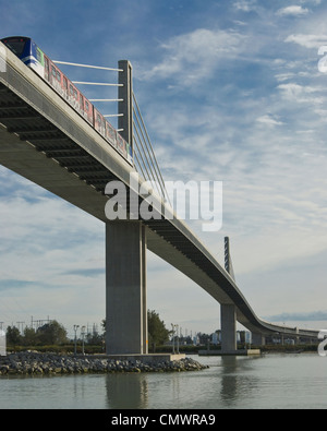 Traversée du pont de la ligne de Skytrain Canada, Vancouver, Colombie-Britannique Banque D'Images