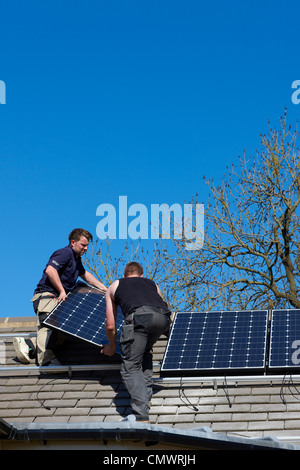 Installation de panneaux solaires sur un toit Banque D'Images