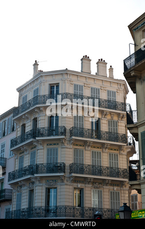 Un angle faible gorgée de black, d'un balcon fantaisie sur un bâtiment en pierre blanche, en Europe. Banque D'Images