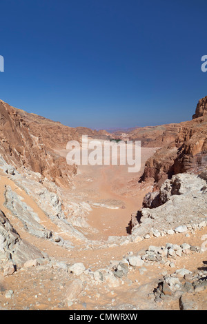 Vue d'un oued dans le désert du Sinaï près de Dahab, Egypte Banque D'Images