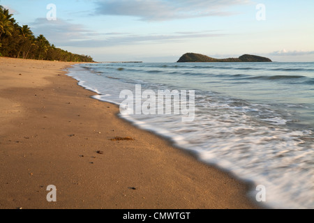 Afficher le long de plage de Palm Cove avec Double Island en arrière-plan. Palm Cove, Cairns, Queensland, Australie Banque D'Images