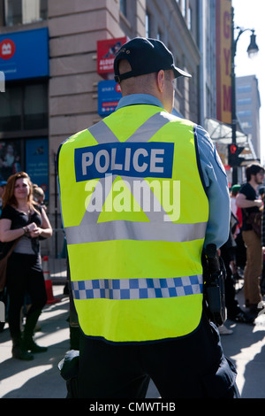 Policier en service au cours de la 2012 St Patrick's Day Parade à Montréal, province de Québec, Canada. Banque D'Images