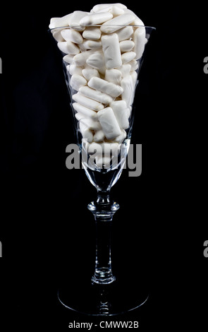 Photo d'une bande de gomme blanche dans un verre à vin Banque D'Images