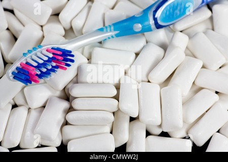 Photo d'une bande de gomme blanche et une brosse à dents Banque D'Images