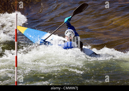 Course de slalom de kayak, de l'Arkansas River, Salida, Colorado, USA Banque D'Images