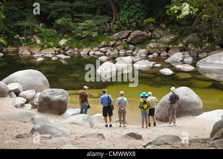 Les touristes à Mossman Gorge, - une zone de baignade populaire dans le parc national de Daintree. Mossman, Queensland, Australie Banque D'Images