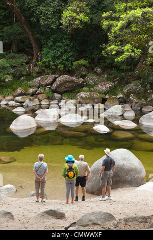 Les touristes à Mossman Gorge, - une zone de baignade populaire dans le parc national de Daintree. Mossman, Queensland, Australie Banque D'Images
