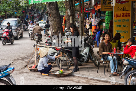 Quelqu'un vendeur vend de l'alimentation quelques fruits à Hanoi Banque D'Images