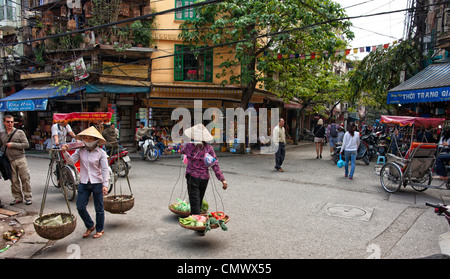 Vendeurs de nourriture transporter leurs marchandises à hanoi vietnam Banque D'Images