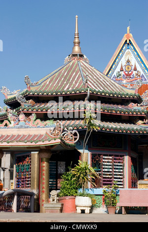Un temple bouddhiste chinois fait partie du paysage de la ville de Udon Thani, Thaïlande. Banque D'Images