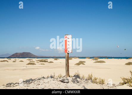 Parque Natural de Las Dunas de Corralejo signe avec l'île de Lobos et kitesurfers à distance. Fuerteventura, Iles des Canaries Banque D'Images