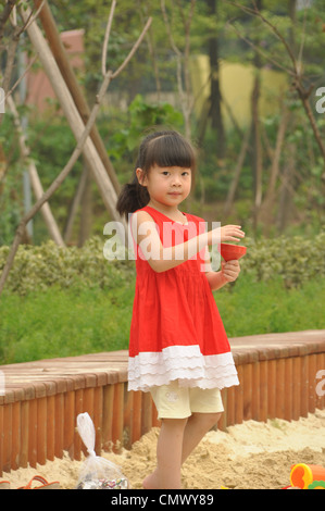 Chinese girl joue dans le parc pour les enfants en Chine. Banque D'Images