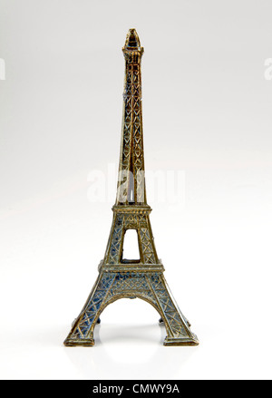 Tour Eiffel miniature sur fond blanc Banque D'Images