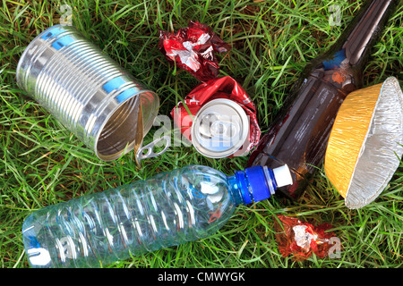 Photo de déchets sur l'herbe, les bouteilles, les boîtes et emballages. Banque D'Images