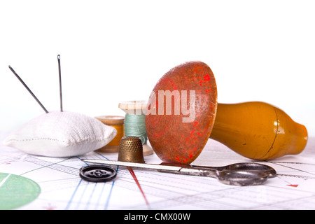 Сollection outils et fournitures de couture dans un kit de couture sur le plan couture Banque D'Images