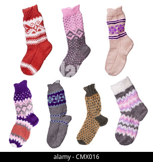 Collection de chaussettes de laine tricotées à la main sur un fond blanc Banque D'Images