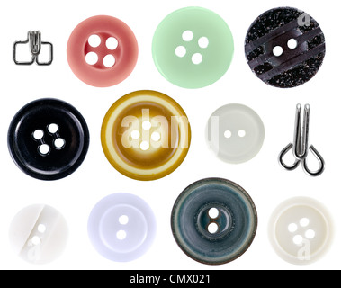 Collection de boutons vintage et deux crochets sur un fond blanc, isolé avec clipping path Banque D'Images