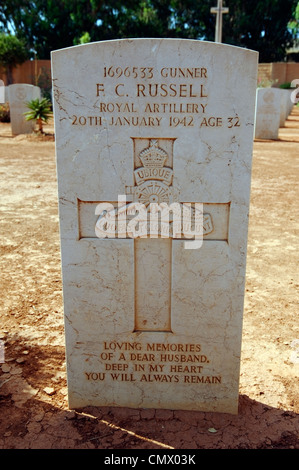 Benghazi. La Cyrénaïque. La Libye. La pierre tombale et tombe de l'artilleur de l'Artillerie royale au cimetière de guerre du Commonwealth Banque D'Images