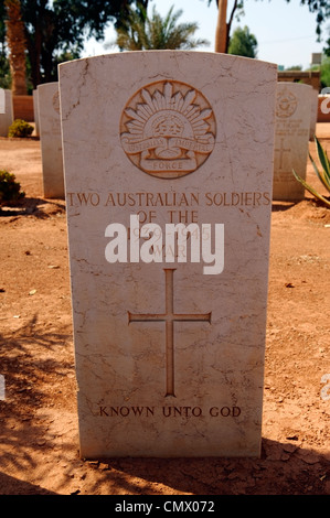 Benghazi. La Cyrénaïque. La Libye. La pierre tombale et tombe de deux soldats de la force impériale australienne à la guerre du Commonwealth Banque D'Images