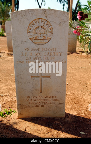 Benghazi. La Cyrénaïque. La Libye. La pierre tombale et tombe du soldat de l'Australian Imperial Forces à la Commonwealth War Graves Banque D'Images