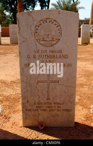 Benghazi. La Cyrénaïque. La Libye. La pierre tombale et tombe du soldat de l'Australian Imperial Forces à la Commonwealth War Graves Banque D'Images