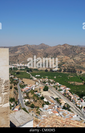 La gare ferroviaire et la campagne vu du château, alora, la province de Malaga, Andalousie, Espagne, Europe de l'ouest. Banque D'Images