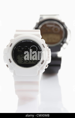 Montres sportives sur fond blanc, Close up Banque D'Images