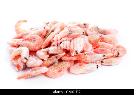 Pile de crevettes bouillies, isolé sur fond blanc Banque D'Images