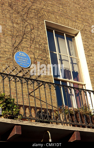 Sherlock Holmes avec l'emblématique fictif chambre chambre numéro affiché à côté de sa fameuse fenêtre dans Marylebone, Londres, Royaume-Uni. Banque D'Images