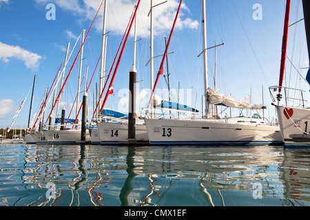 Racing yachts dans la marina au cours de Hamilton Island Race Week. Hamilton Island, Whitsundays, Queensland, Australie Banque D'Images