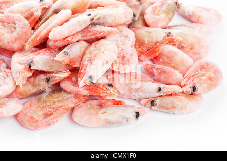 Pile de crevettes, gros plan sur fond blanc Banque D'Images