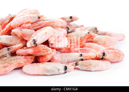 Pile de crevettes bouillies, gros plan sur fond blanc Banque D'Images