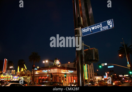 Vue de nuit de Hollywood Boulevard street sign contre l'arrière-plan de l'intersection Hollywood / Highland Banque D'Images