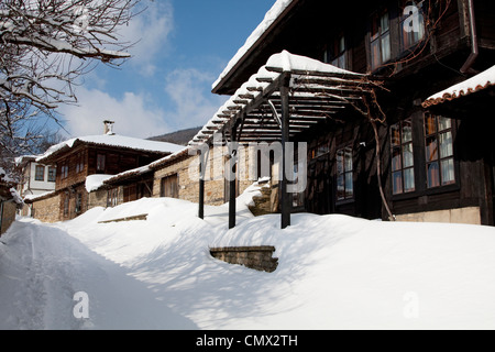 Vieux bâtiment en bois en hiver à Zheravna en Bulgarie Banque D'Images