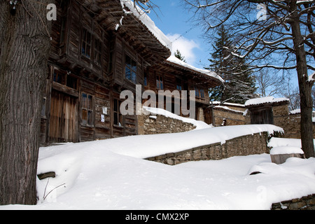 Vieux bâtiment en bois en hiver à Zheravna en Bulgarie Banque D'Images