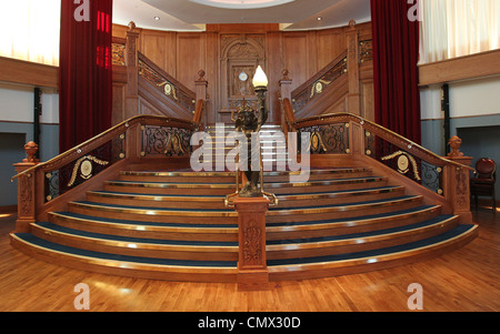 Une réplique du Titanic's Grand escalier du Titanic Belfast visitors center à Belfast, en Irlande du Nord Banque D'Images