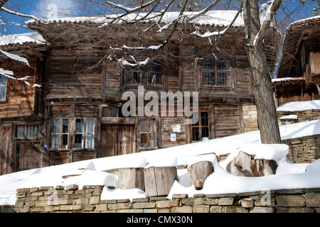 Vieux bâtiment en bois en hiver à Zheravna en Bulgarie Banque D'Images