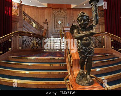 Une réplique du Titanic's Grand escalier du Titanic Belfast visitors center à Belfast, en Irlande du Nord Banque D'Images