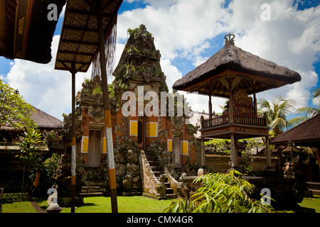 Temple au village près d'Ubud à Bali, Indonésie. Banque D'Images