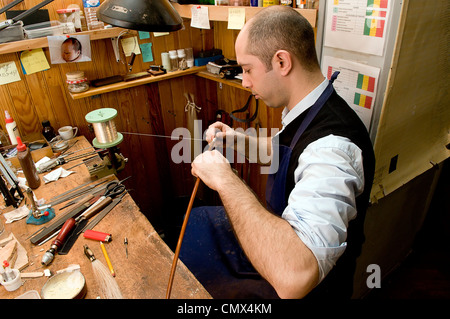 Mettre le clapotis sur l'arc, Atelier Raffin Bowmakers, Paris Banque D'Images