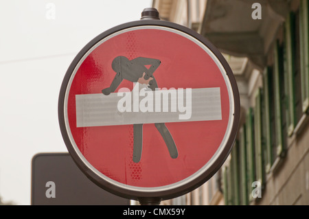 Un italien 'No entry' road avec un graphique d'arty ajouté Banque D'Images