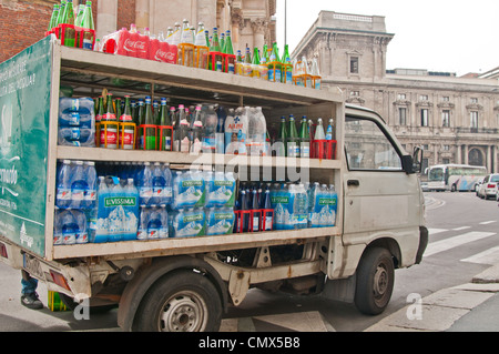 Livraison boissons van à Milan en Italie. Banque D'Images