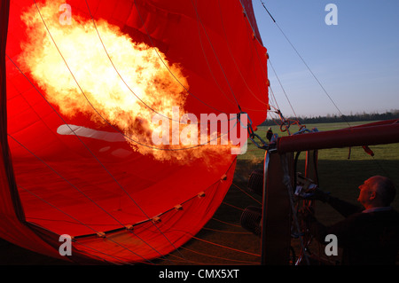 En tournant sur les brûleurs à gonfler un ballon à air chaud vierge, Norfolk, UK Banque D'Images