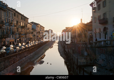 Scène de rue / canal au coucher du soleil de Milan Porta Genova Banque D'Images