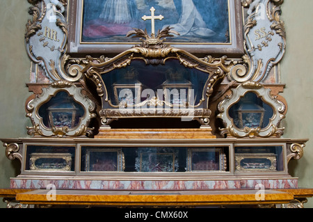 / Saint Priest reste en cas de verre ouvragé dans une église catholique à Bergame Banque D'Images