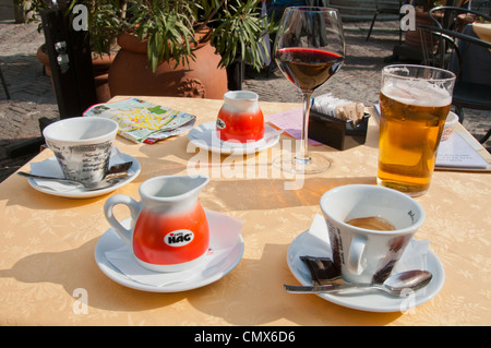 Certaines boissons sur une table de café au soleil Banque D'Images