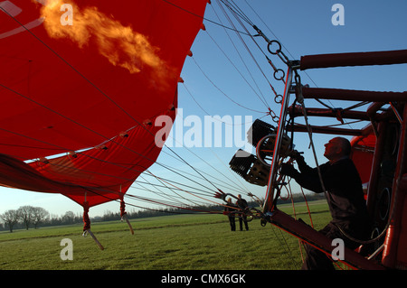 En tournant sur les brûleurs à gonfler un ballon à air chaud vierge, Norfolk, UK Banque D'Images