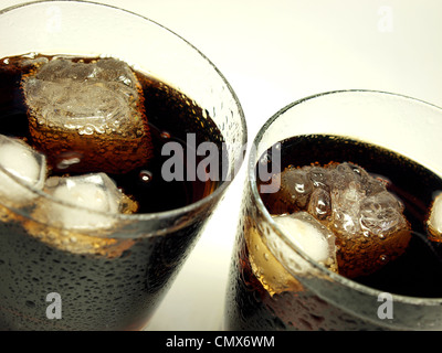 Verre de cola avec de la glace Banque D'Images